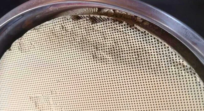 Beschädigter Dieselpartikelfilter nach Hochdruckreinigung – Beispiel für zerstörte DPF-Keramik in Linz