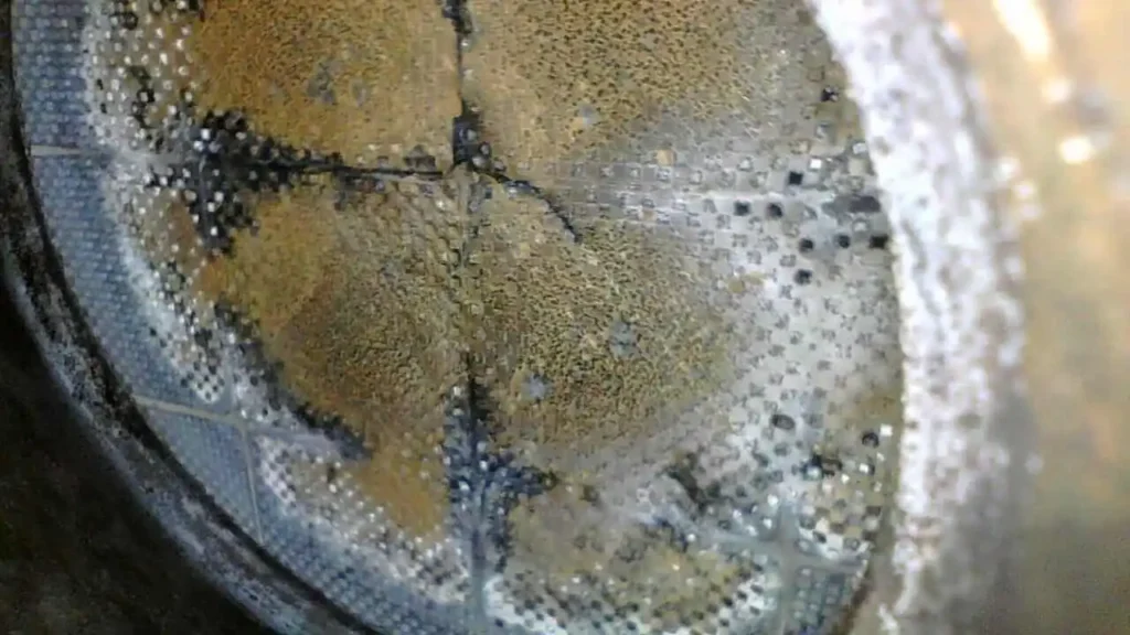 Zerstörter Dieselpartikelfilter durch Reinigungsschaum im eingebauten Zustand – Beispiel für Schäden in Linz