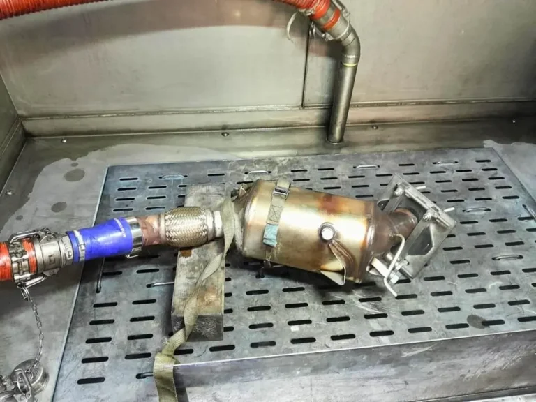 Ausgebauter BMW-Partikelfilter mit Schlauchanschlüssen in der Reinigungsanlage