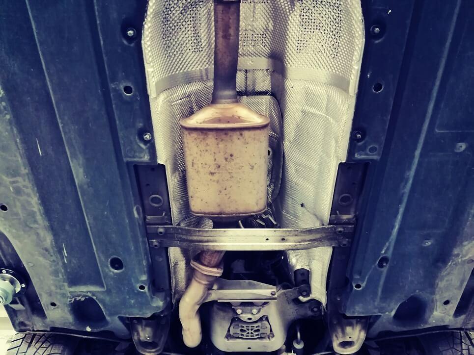 Abgasanlage mit Filtergehäuse an der Unterseite eines Fahrzeugs
