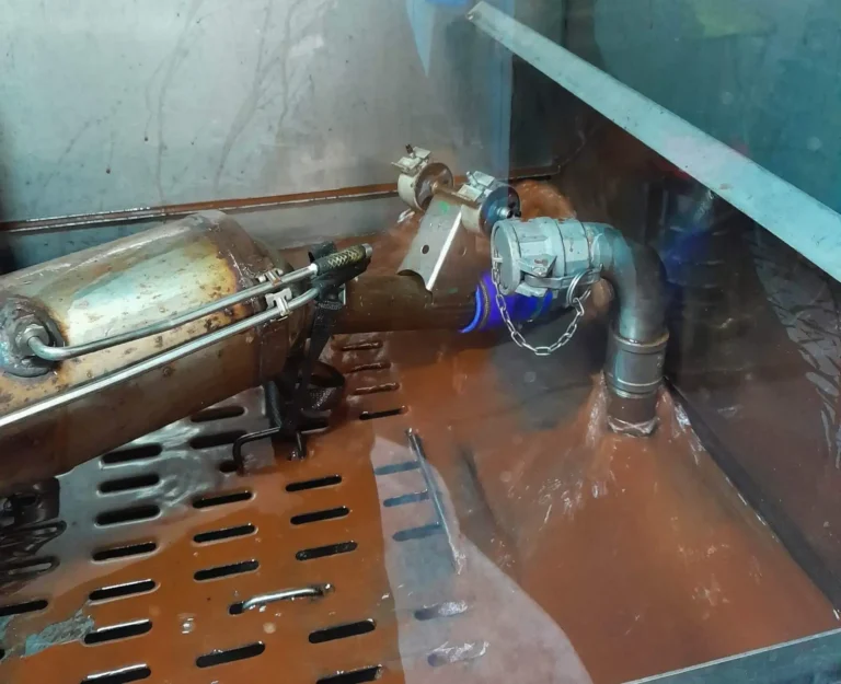 Ausgebauter Partikelfilter mit Schlauchanschlüssen in der Reinigungskammer