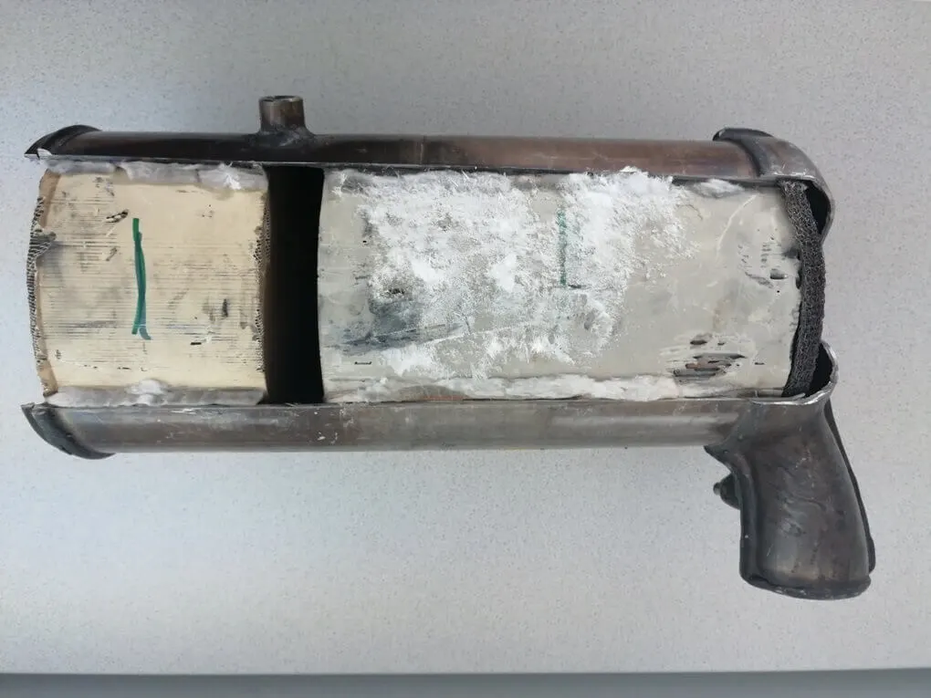 Aufgeschnittenes Abgasfiltergehäuse mit zwei sichtbaren Keramikkörpern