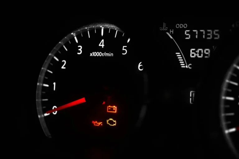 Fahrzeug-Kombiinstrument mit Drehzahlmesser und mehreren leuchtenden Warnsymbolen