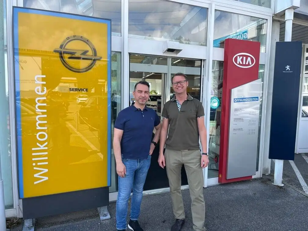 Zwei Personen vor dem Eingang von AUTO Günther