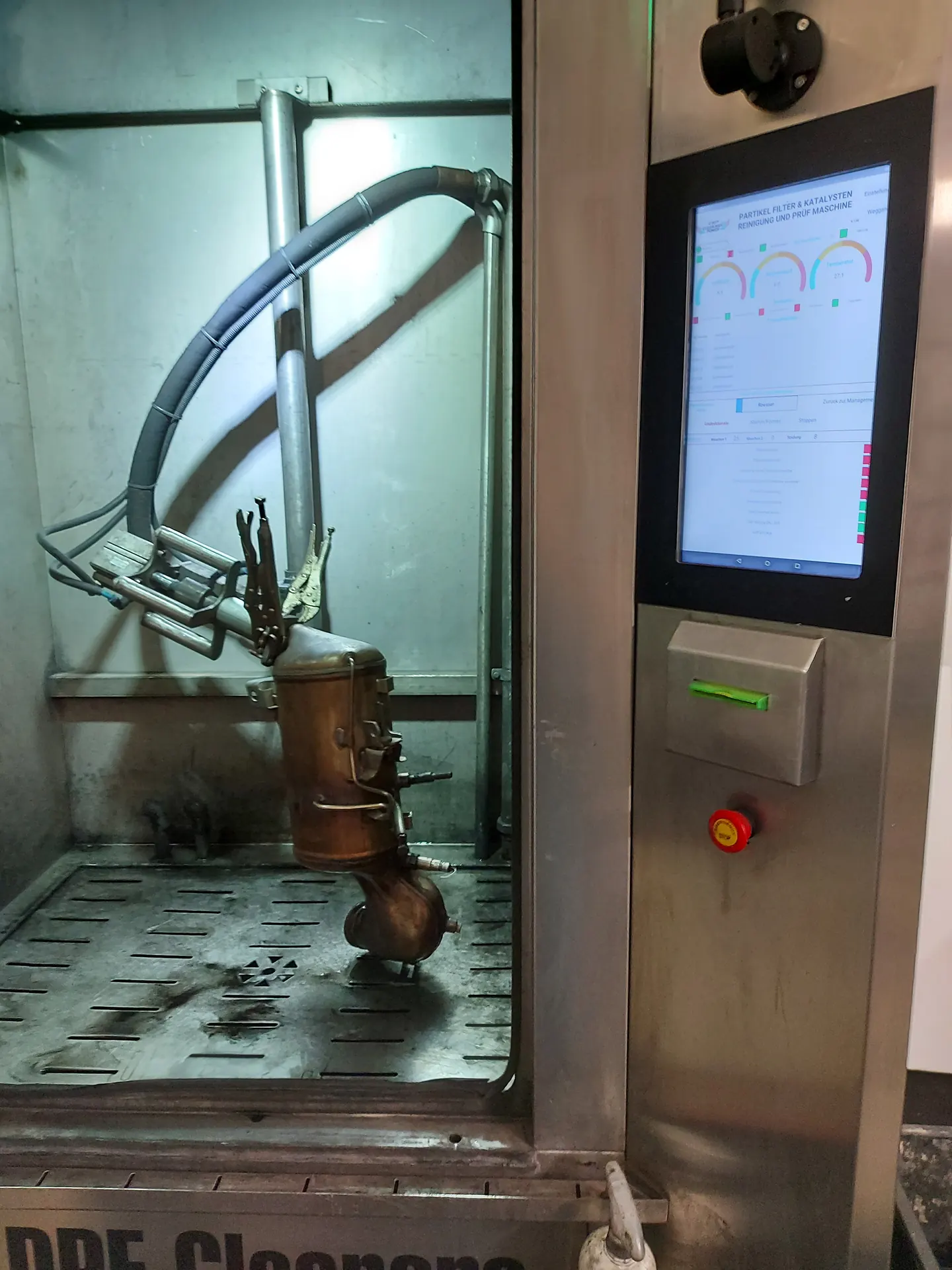 DPF-Reinigung: ausgebauter Partikelfilter in der geöffneten Reinigungsanlage bei DPF Cleaners