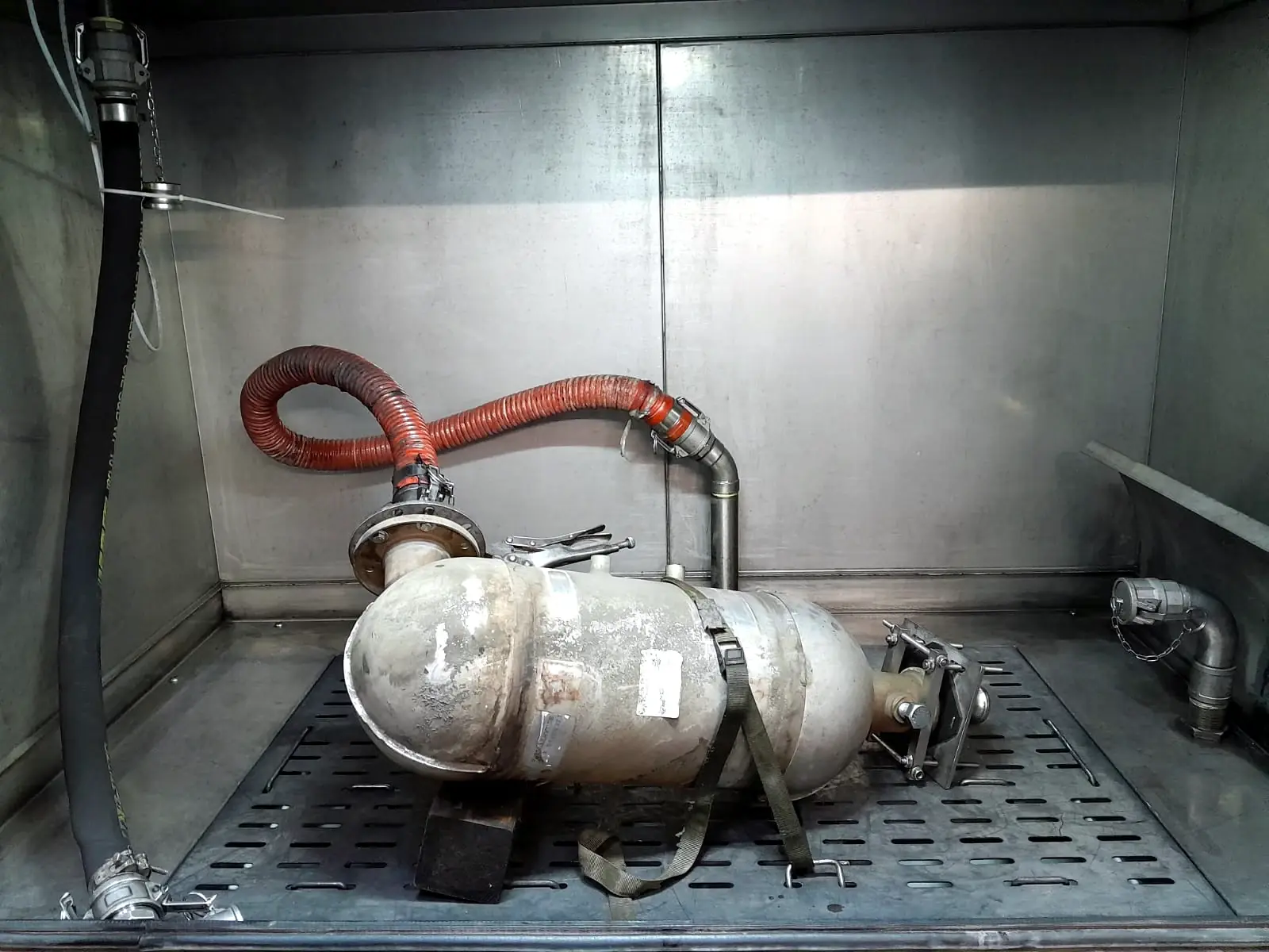 Partikelfilter eines Wacker-Neuson-Teleskopladers in der Reinigungsanlage
