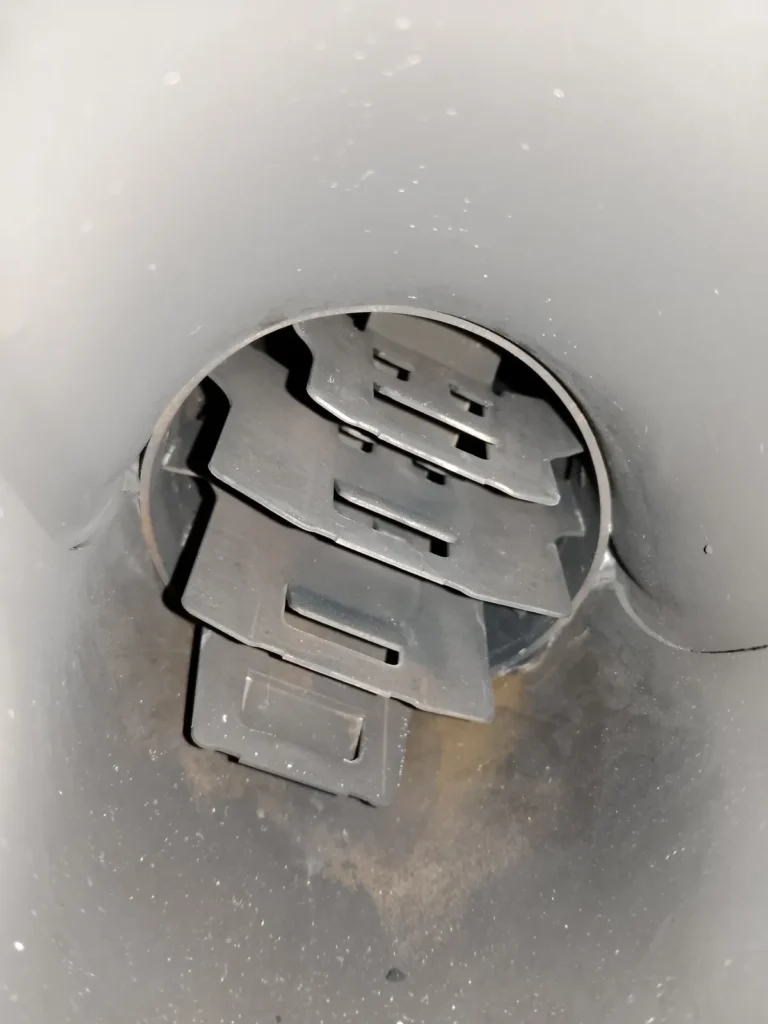 Metallische, geschlitzte Leitbleche eines Mischelements im Inneren einer Abgaskomponente.