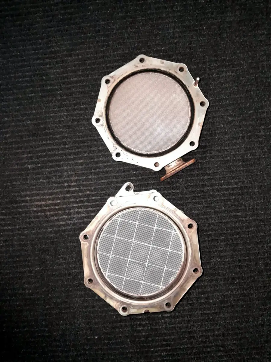 Zwei ausgebaute DPF- und DOC-Bauteile aus einem Nutzfahrzeug